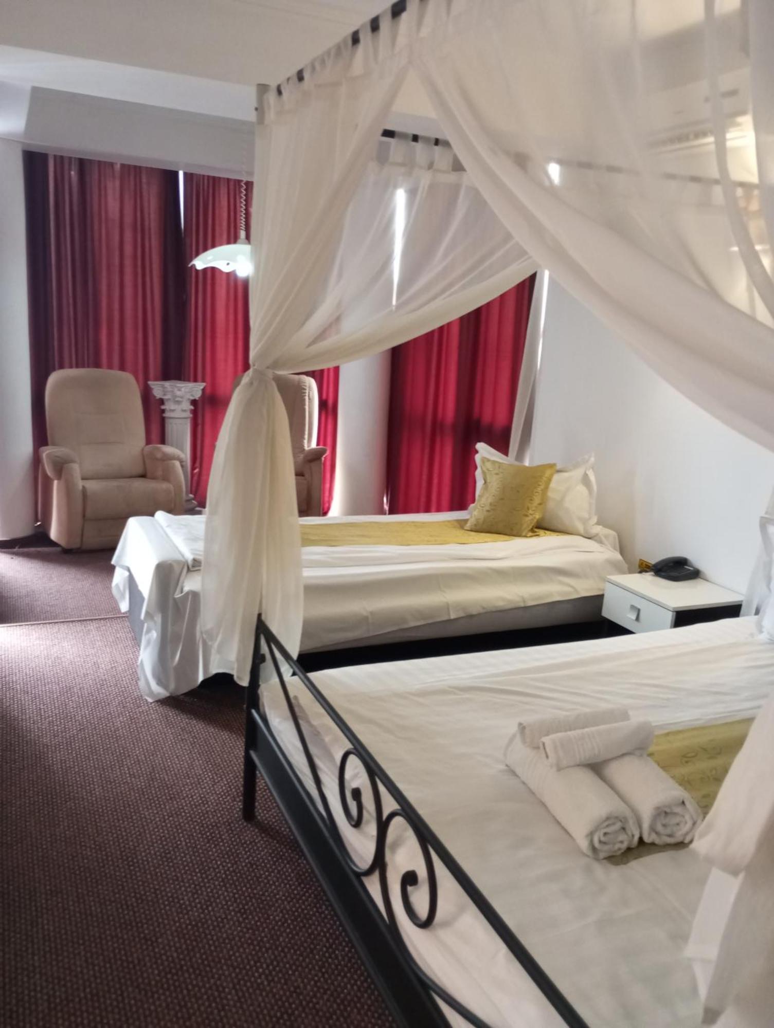 Rhc Royal Hotel Орадеа Екстериор снимка